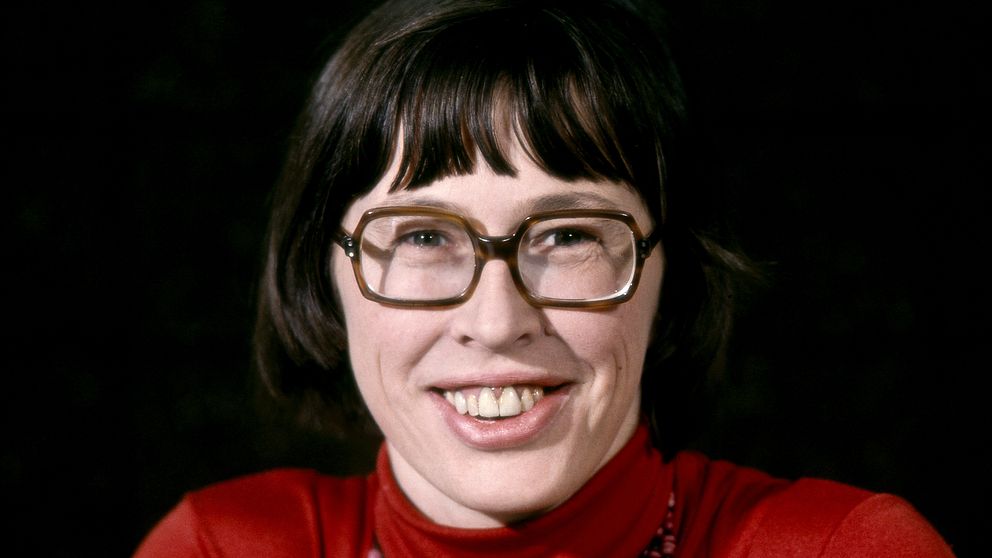 Birgitta Dahl, en porträttbild som fokuserar på överkroppen.