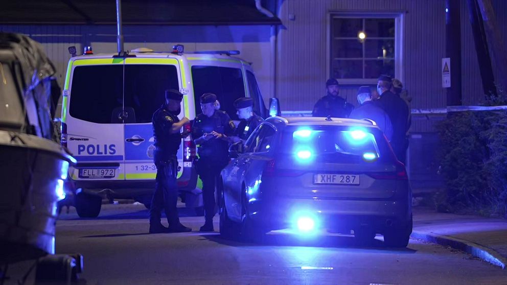 Polisbil vid villakvarter i Tullinge