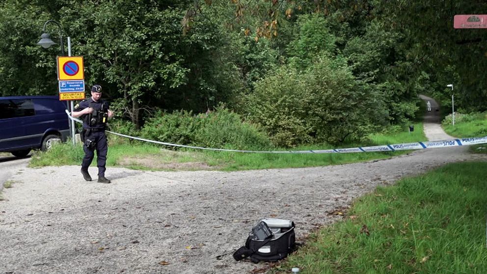 En polis som går vid en avspärrning i Borås.