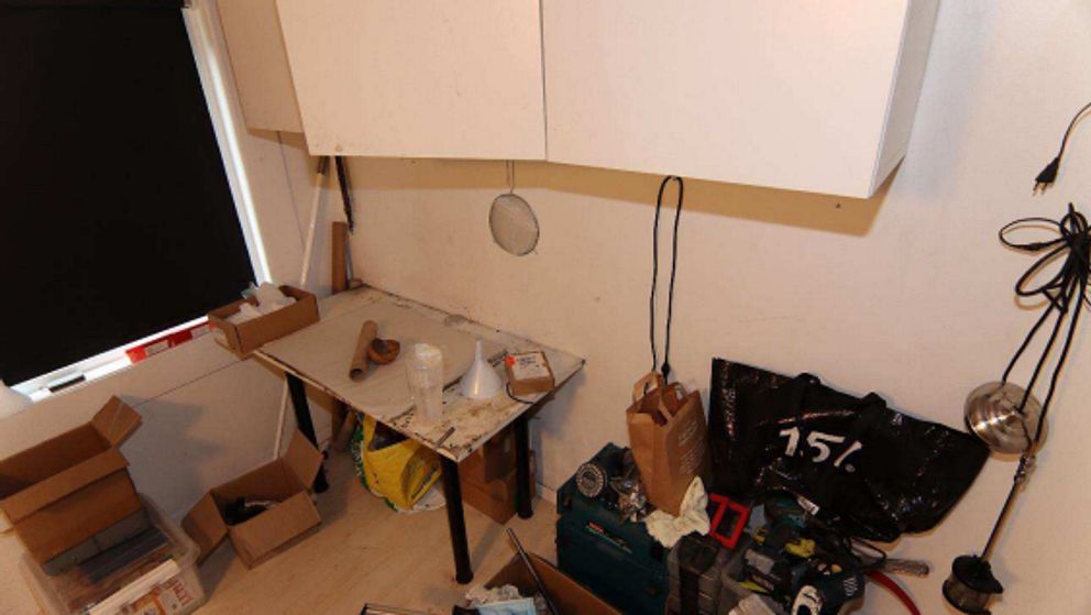 Bild på bombverkstaden, det ligger verktyg och redskap för bombtillverkningen på en bänk.