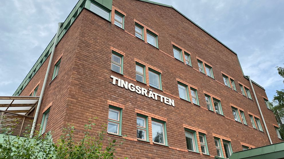 Tegelbyggnad med skylten Tingsrätten på fasaden, fotograferad från marknivå.