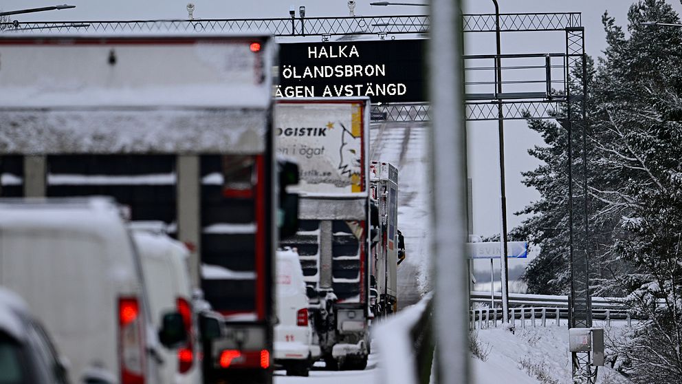 Ölandsbron stängdes av i båda riktningarna under onsdagsmorgonen det har skett flera olyckor på bron i snöovädret. Foto: