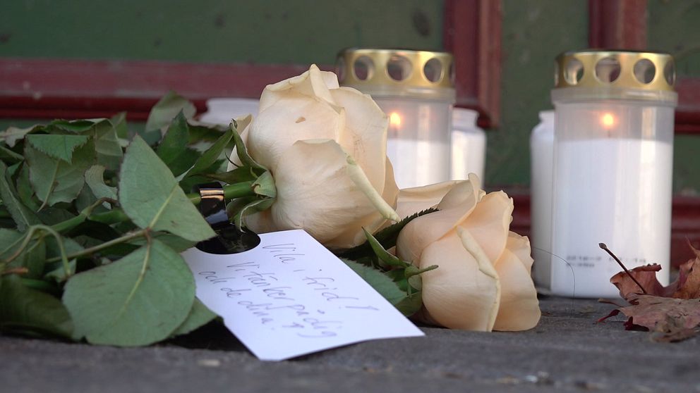 blommor och tända ljus framför pub i sandviken