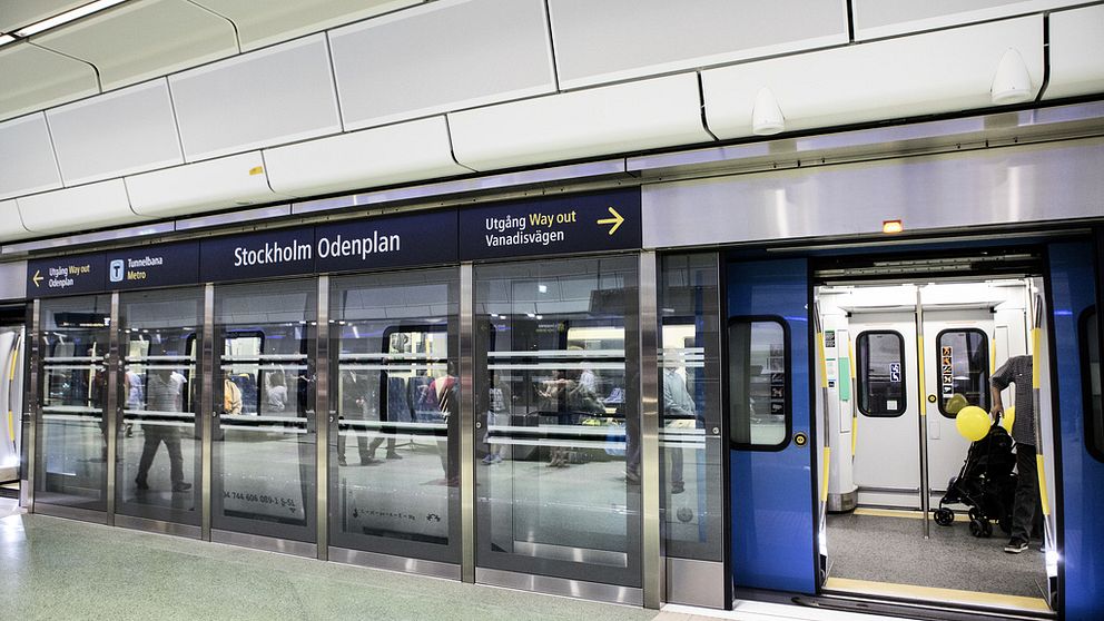 Ett pendeltåg står med dörrarna öppna vid station Odenplan.