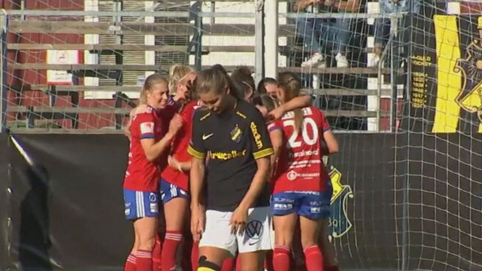 Fotbollsspelare kramas