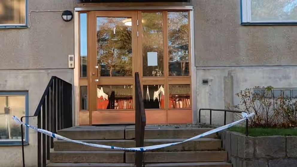 Lägenhetsporten till den plats där en man dog vid ett polisingripande på Lidingö.