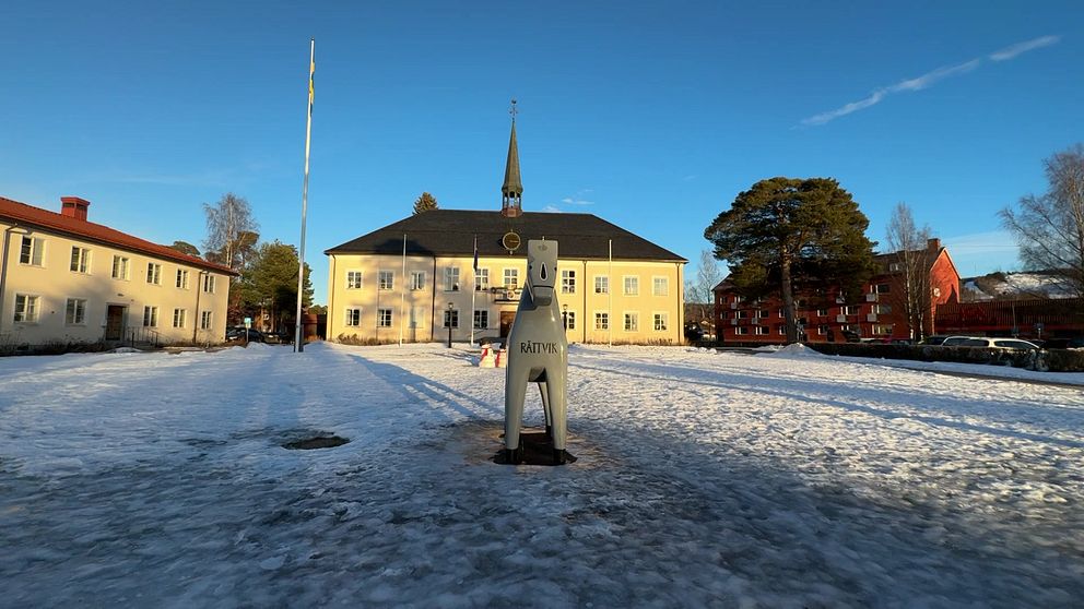 rättviksbyggnad och en dalahäst