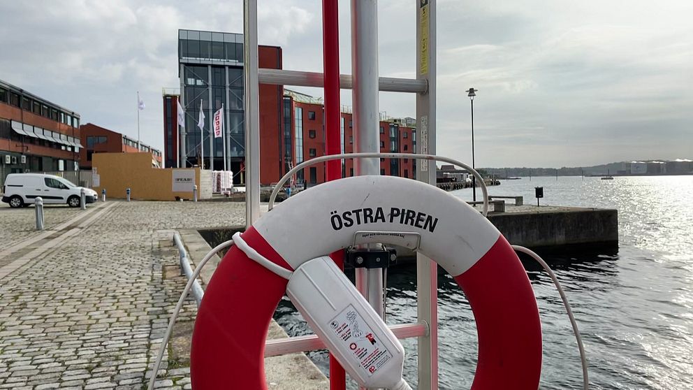 En livboj med texten Östra Piren och en kaj i bakgrunden