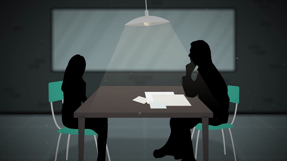 Två silhuetter av personer sitter vid ett bord under en stark lampa, med papper framför dem, vilket ger en känsla av en konversation eller förhör.
