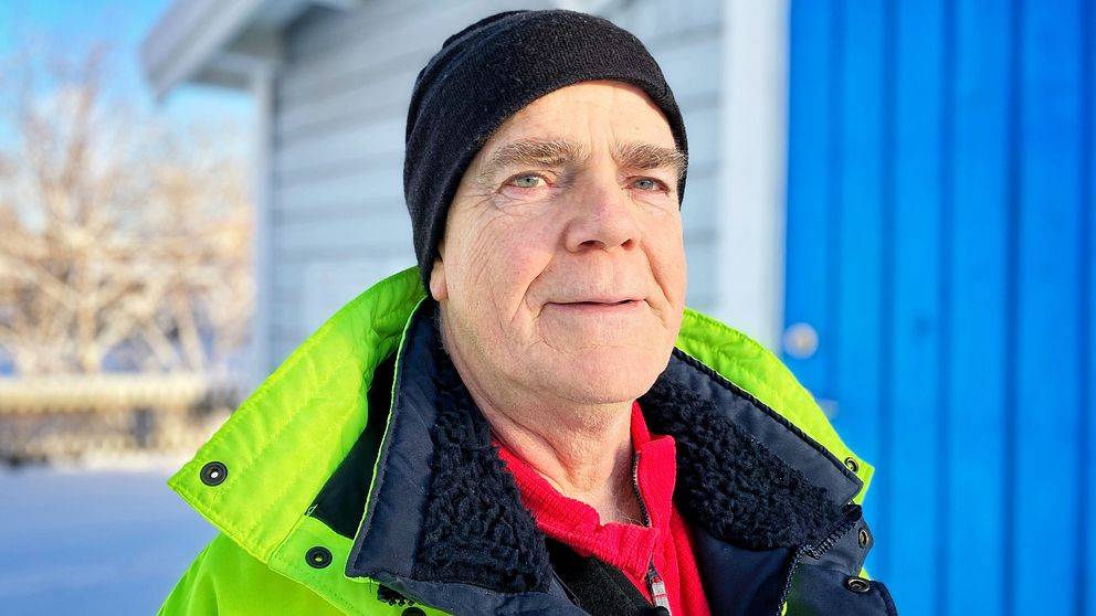 Frode Haus, medlem i Villaägarföreningen, utanför Villaägarföreningens Enhörnas bod.