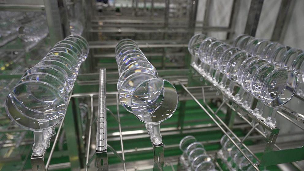 Glasprodukter på löpande band i kinesisk fabrik inför export till Europa.