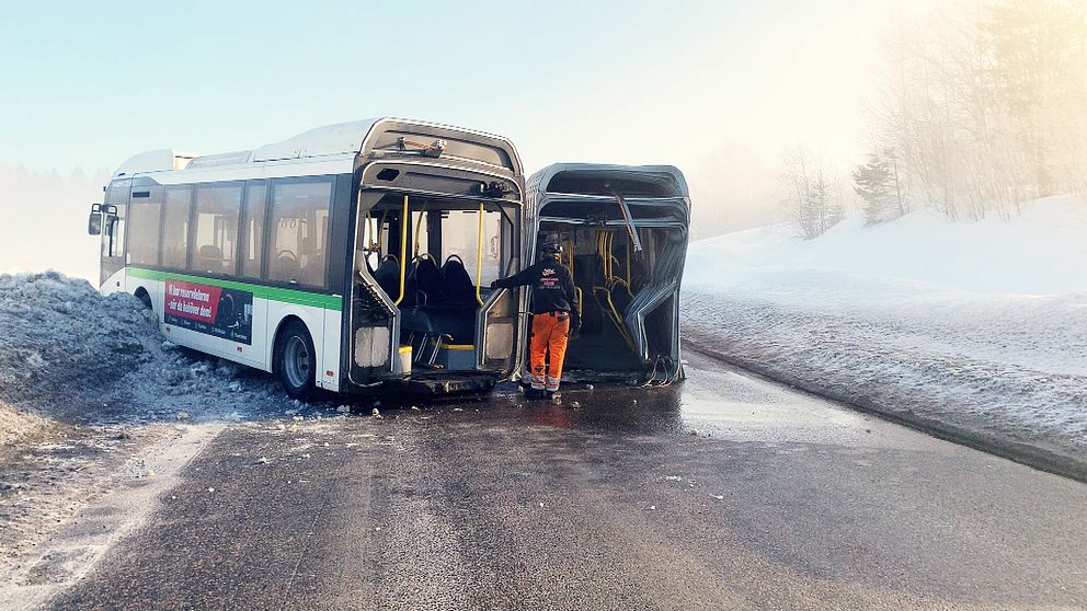 En dragspelsbuss som vikit sig på mitten i Sundsvall.