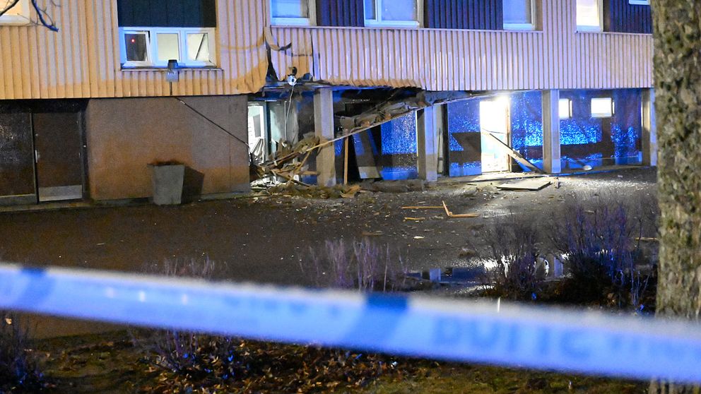 En dörr lossnade och fönsterrutor krossades i den kraftiga explosionen i Norrköping under natten till måndagen.