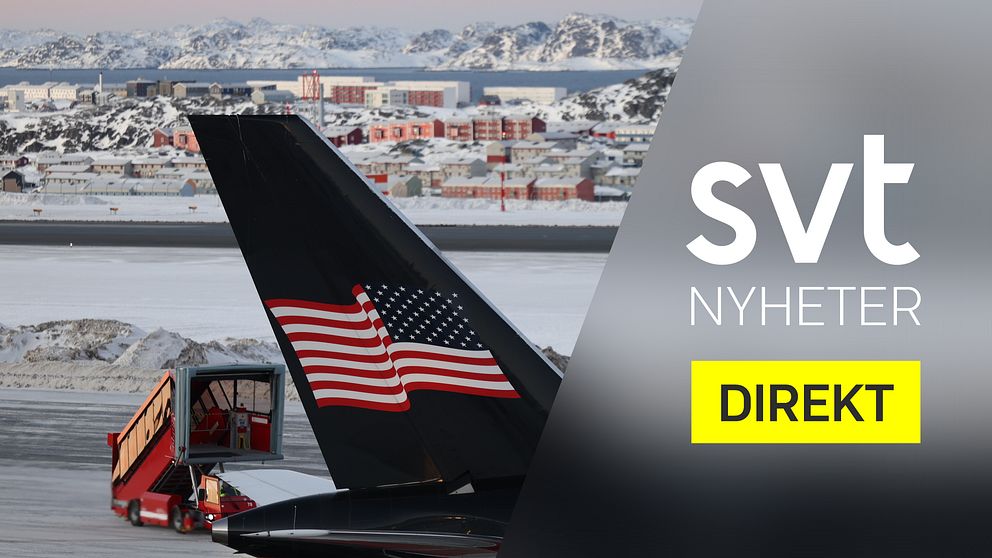 Luftplan med amerikansk flagga vid snötäckt landskap och SVT Nyheter Direkt-logotyp.