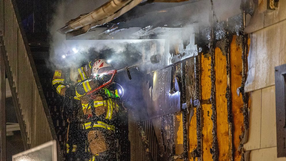 Räddningstjänsten släcker en brand i en restaurang i Lysekil
