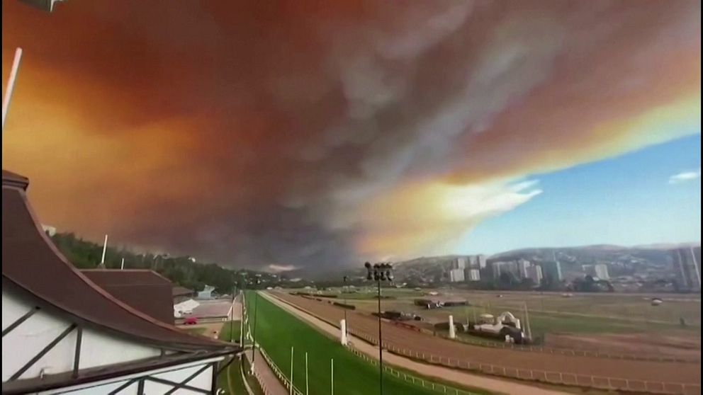 ett jättelikt rökmoln förmörkar himlen