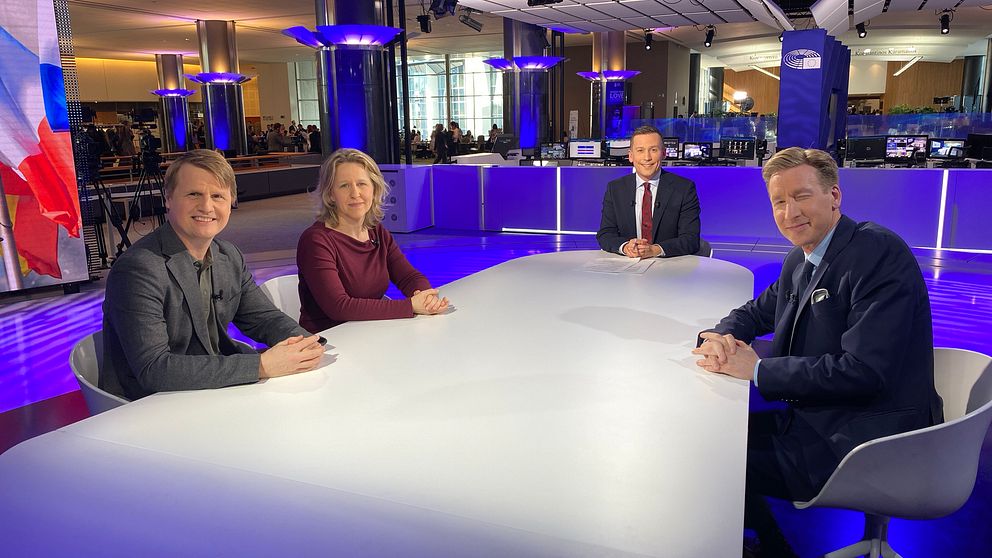 EU-korrespondenterna Wiktor Nummelin, TT, Rikhard Husku, svenska YLE och Sigrid Melchior Dagens Nyheter i en tv-studio i EU-parlamentet i Bryssel.