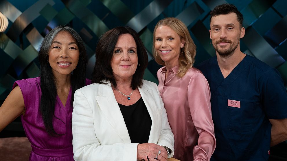 Fyra personer i en tv-studio. Från vänster: Kvinna med mörkt hår och lila klänning, kvinna med mörkt hår och vit kavaj, kvinna med ljust hår och rosa topp, man med mörkt hår och mörkblå läkarplagg.
