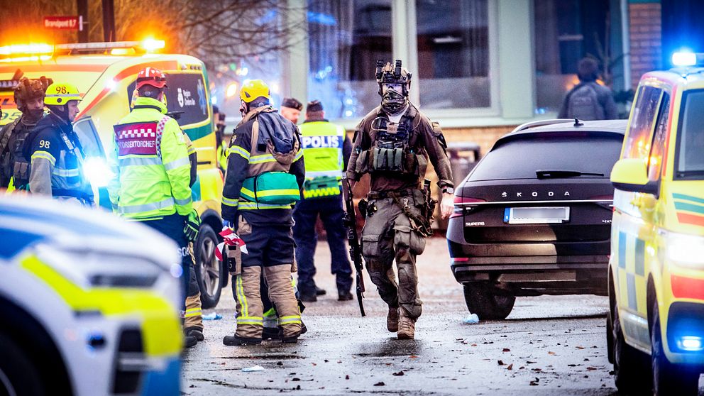 Blåljuspersonal och polis vid insatsen i samband med masskjutningen i Örebro, med bilar och ambulans närvarande.