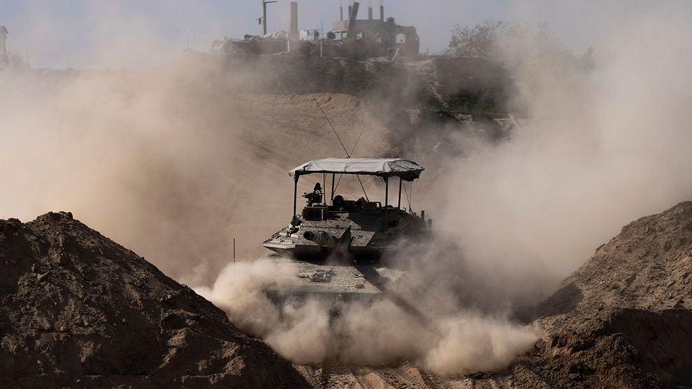 Israelisk stridsvagn under en markoperation i Khan Younis, Gazaremsan onsdagen den 10 januari 2024.