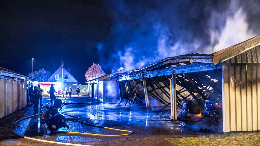 Fyra bilar totalförstördes i en brand i en garagelänga i Perstorp natten till fredagen.