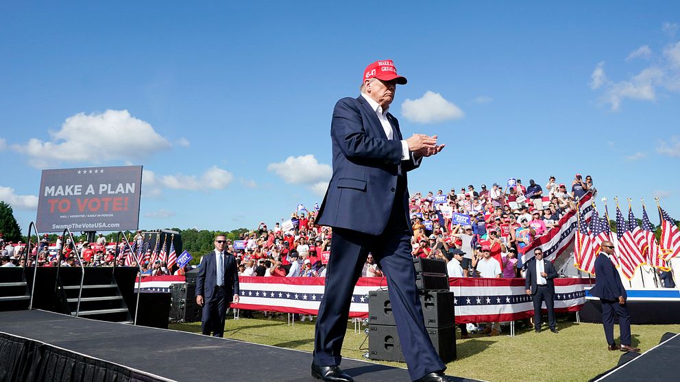Expresidenten Donald Trump på scen.