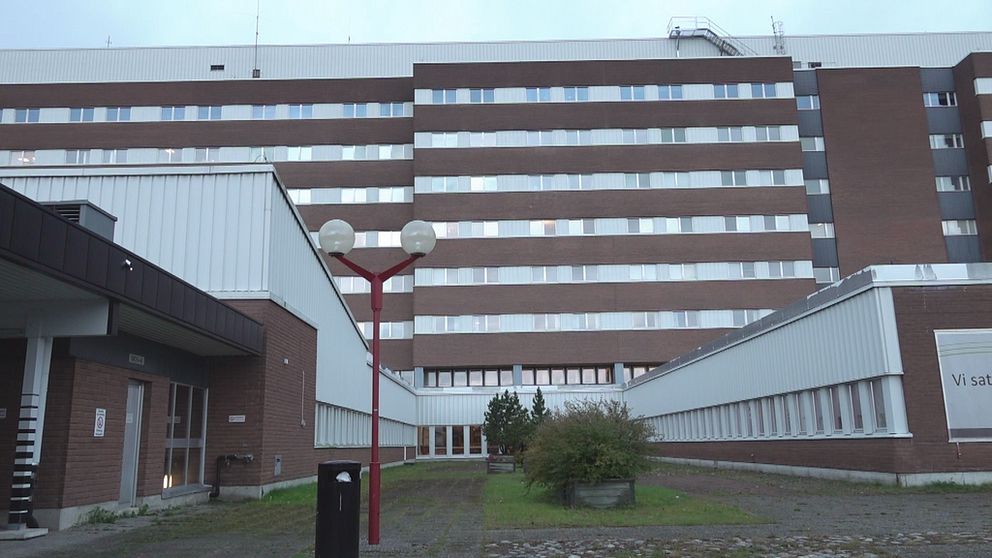 Besöksförbud och stabsläge infört på Sundsvallssjukhus på grund av många covidsmittade partienter.