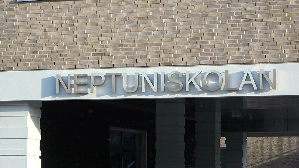 Skylt utanför Neptuniskolan i Malmö