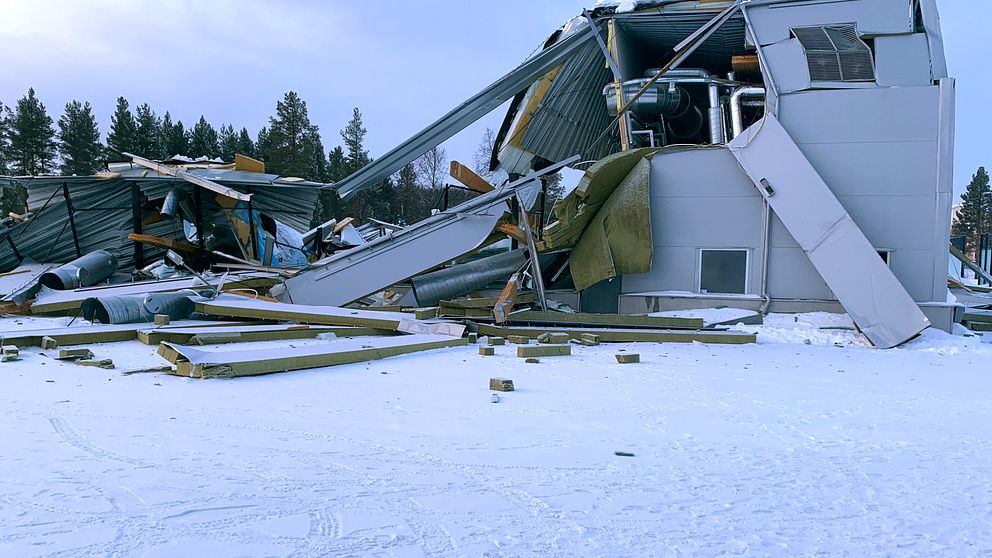 ”Stor förödelse” – se den rasade padelhallen i Torvalla och hör om räddningstjänstens arbete på platsen.