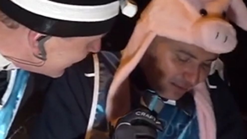 Person i svart hatt intervjuar en individ i en kaninmössa.