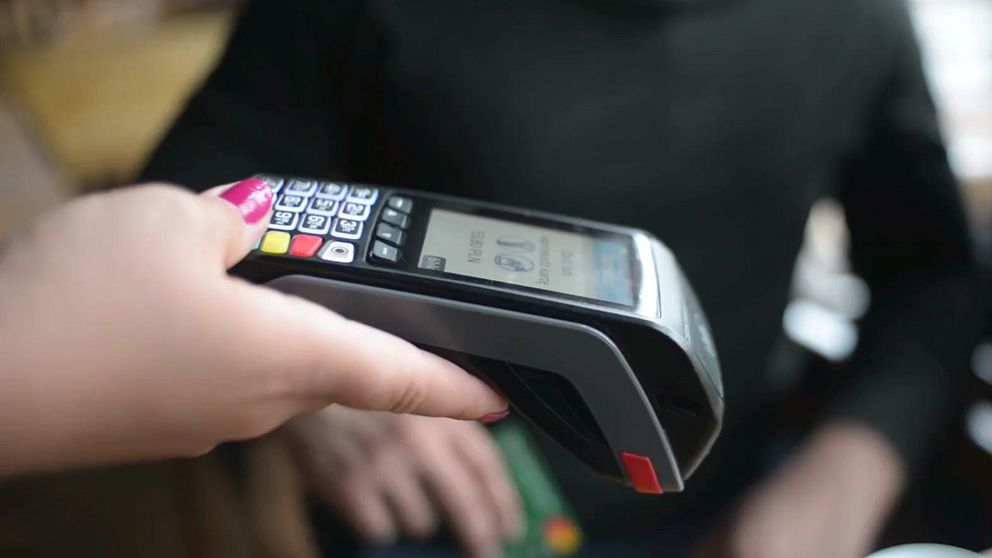 Hand som håller i en kortterminal