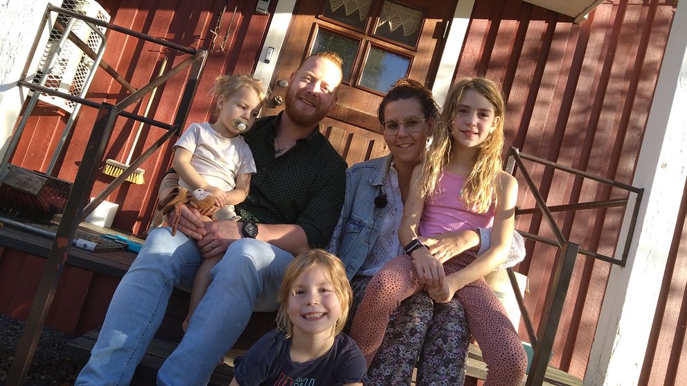 Familjen Tappel från Nederländerna i Överkalix sitter på bron till sitt hus.