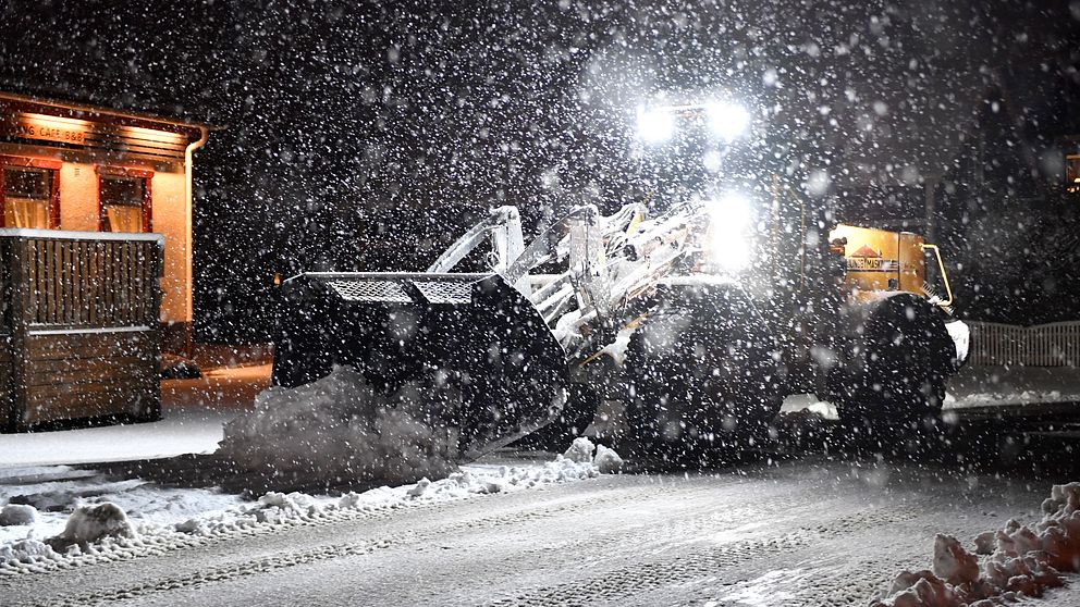 Traktor plogar snö. Bilden har ingen koppling till polisstoppen i Hudiksvall.