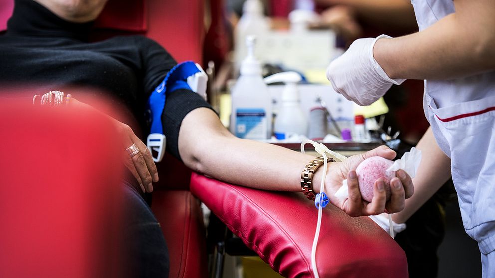 En blodgivare ger blod på en Blodcentral.