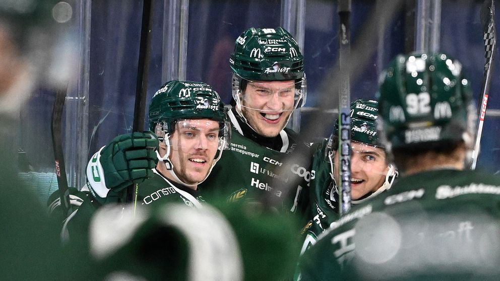 Färjestadsjubel efter 4-3 på övertid av Victor Ejdsell (#14,mitten) under torsdagens ishockeymatch i SHL mellan Färjestad BK och Malmö Redhawks i Löfbergs Arena.