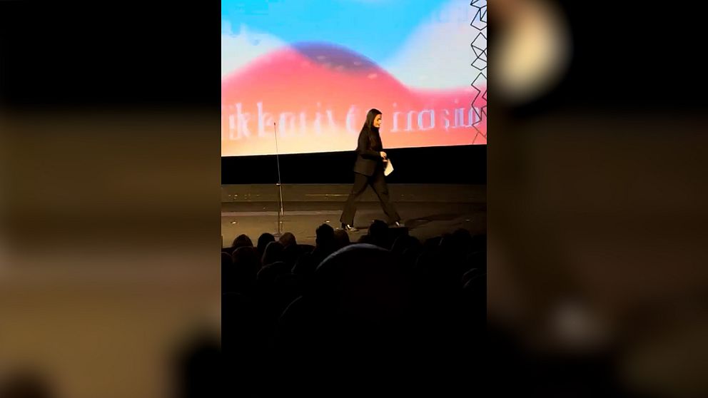 Kulturminister Parisa Liljestrand (M) går av scenen