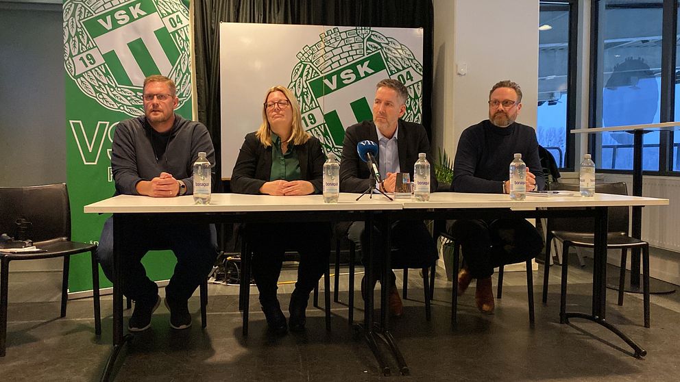 Representanter från VSK-fotboll, Västerås stad och Rocklunda fastigheter sitter vid ett bord under presskonferens.