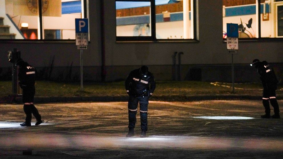 En stor polisinsats pågår i den norska orten Moss efter att en svensk man blivit skjuten vid en idrottshall. Foto: Terje Bendiksby/NTB/TT