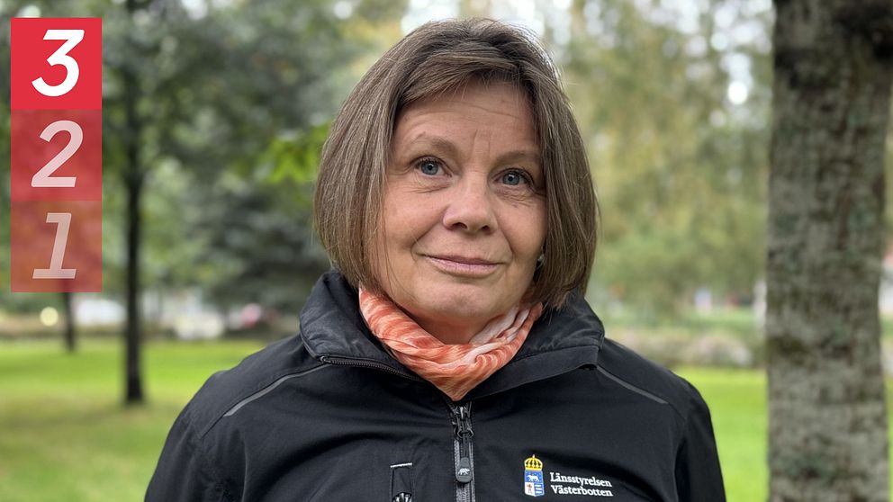 Kajsa Berggren, länsstyrelsen Västerbotten står framför en park med gröna träd och buskar i bakgrunden. I det övre vänstra hörnet syns en röd fyrsiffrig räknare med numret ”321”.