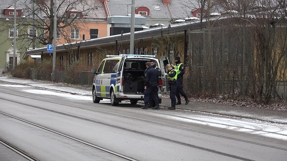 Polisbil parkerad i närheten av brottsplatsen