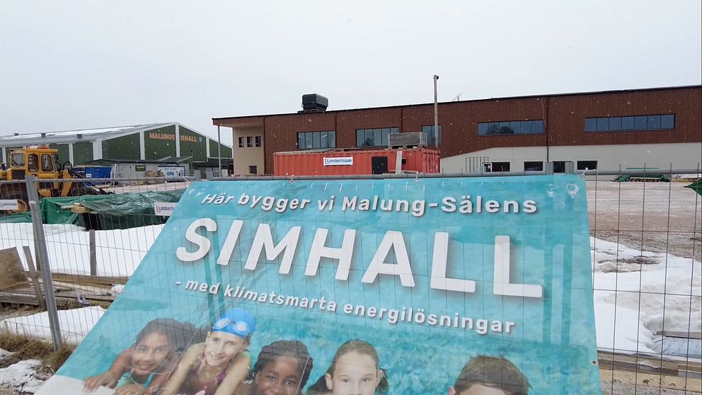 Reklamskylt uppsatt utanför nya simhallsbygget i Malung