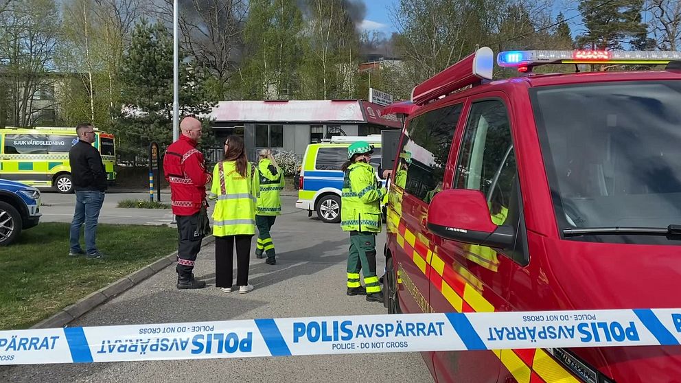 Avspärrningstejp och utryckningsfordon på gatan utanför ett äldreboende i Huddinge.