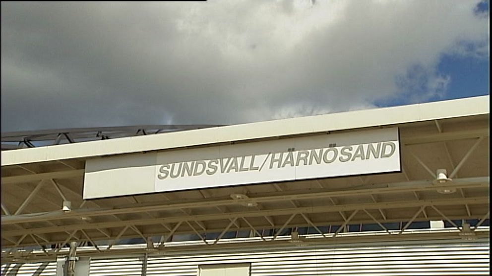 Den gamla skylten på Midlanda flygplats som aviserar att Härnösand är med och betalar.