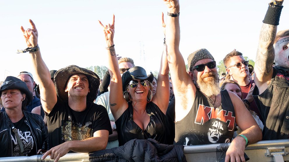 Rockfans klädda i svart.