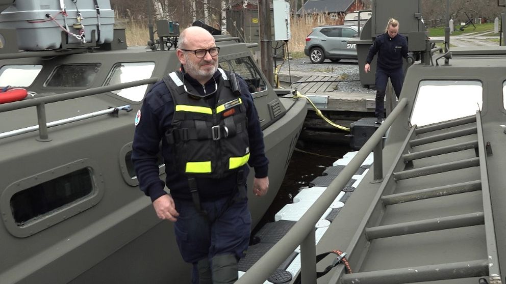 Anders Lundqvist, utbildningsansvarig på Sjövärnskåren Roslagen, ombord på en av deras båtar. Han ger sin bild av färjeolyckan vid Furusund.