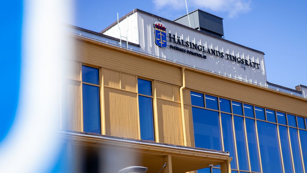 Hälsinglands tingsrätts byggnad med blå himmel ovanför.