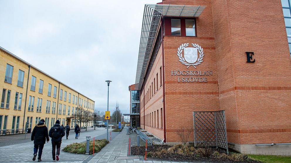 Högskolan i Skövde varslar om uppsägning av 25 tjänster. Totalt jobbar ungefär 500 personer på lärosätet.
