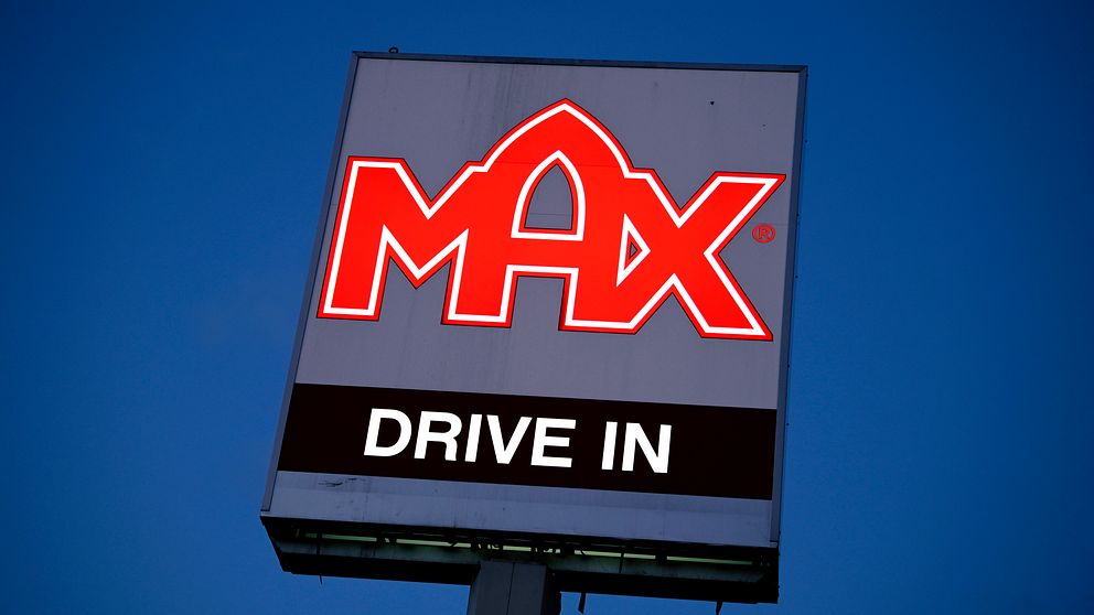Skylt med texten ”MAX DRIVE IN” mot klarblå himmel.