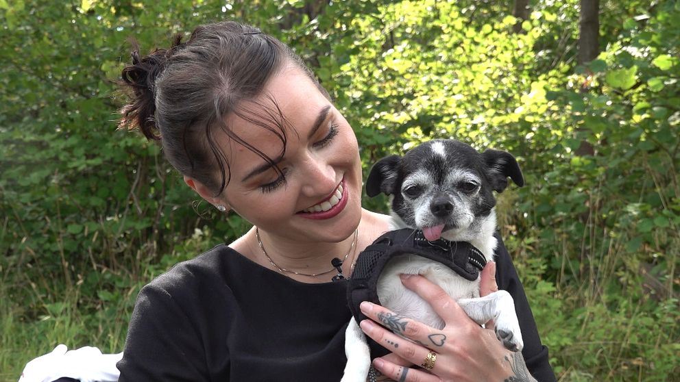 En kvinna med sin hund.