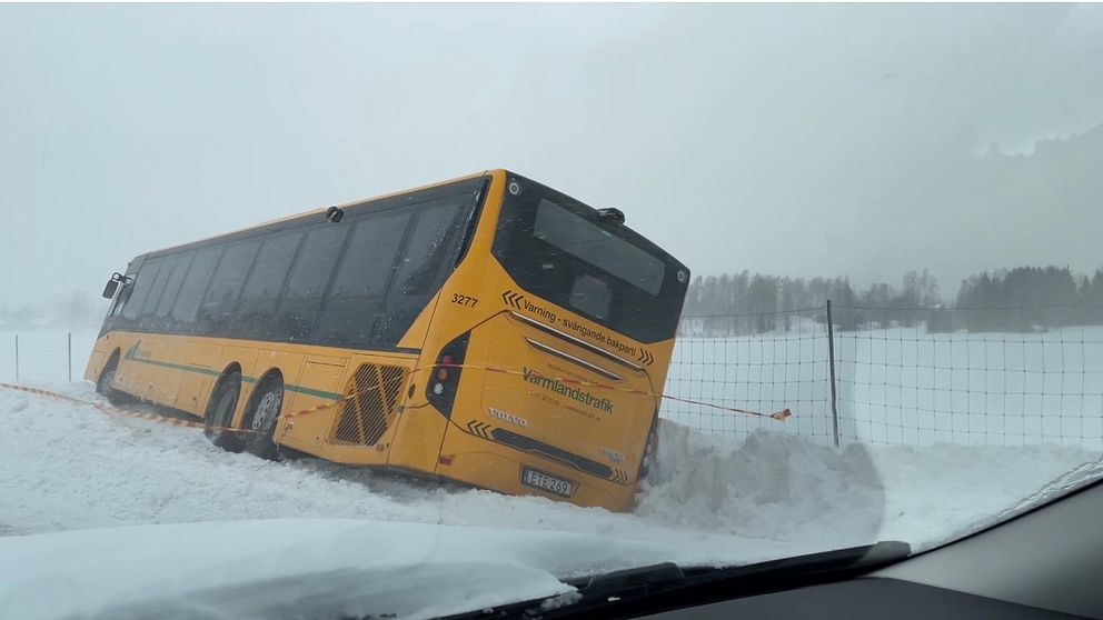 en av Värmlandstrafiks bussar som ligger i diket